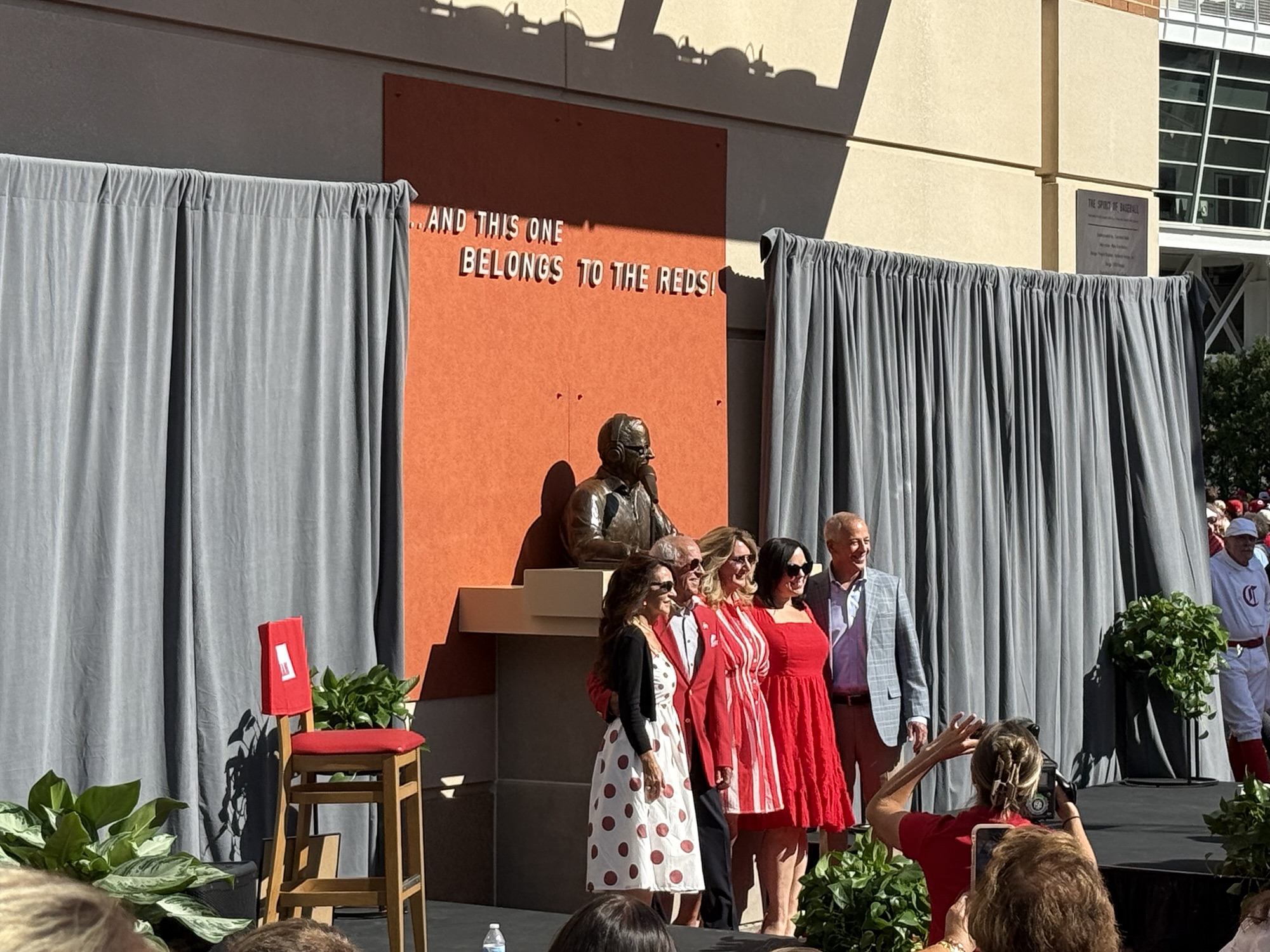Cincinnati Reds dedicate 9th statue to Marty Brennaman